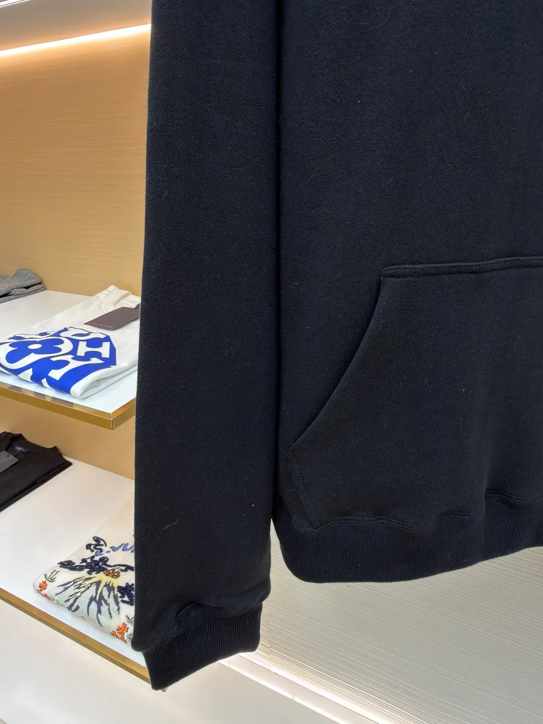 Chrome Hearts logo hooded sweatshirt ●Original version: Purchased and developed for 15998 ●Item number: 1682026-B15 ●Material: interwoven air cotton fabric ●Technology: patch embroidery production ●Color: black ●Version: loose fit ●Weight: about 1015 grams ●Size: S-M-L-XL ●Description: Customized heavy fortress interwoven air cotton, full texture, thick and solid, based on high-end ash tone With a sense of beauty that coexists with vicissitudes of life and elegance, the Crow heart cross appliqué decoration on the chest becomes the ultimate interpretation of the dark Gothic style. The CH Gothic font is the finishing touch on the back page, letting the totem become your spiritual thorn. The logo iron plate sways slightly with the swing of the body, adding a sense of movement and vitality. It is unobtrusive but has an indescribable aura. It interprets the perfect blend of retro and luxury, using imported machine appliqué technology. Using advanced computer control systems and precision mechanical components, Chrome Hearts logo appliqué embroidery is realized, showing an embroidery effect with both clarity and three-dimensionality. The fabrics have been washed, have a better hand feel, are not easy to deform, are not easy to shrink, are not easy to fade, and maintain long-term beauty. The overall wiring is straight and delicate, the fabric is comfortable and soft, and the color is consistent without color difference. It can be matched with the same style to create a fashionable look and control various occasions. Customized accessories, complete with three standards, same style for men and women!
